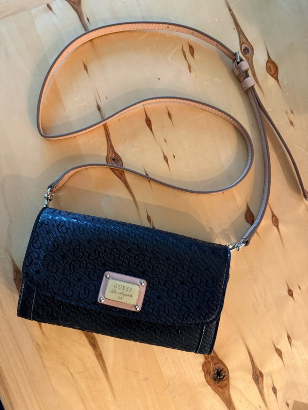 GUESS CLUTCH EUC BLACK SEVERAL COMPARTMENTS